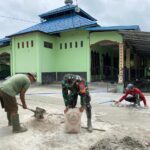 Peduli Sarana Ibadah, Babinsa Bantu Warga Gotong Royong Pengecoran Halaman Masjid Al-Ikhlas Kampuri