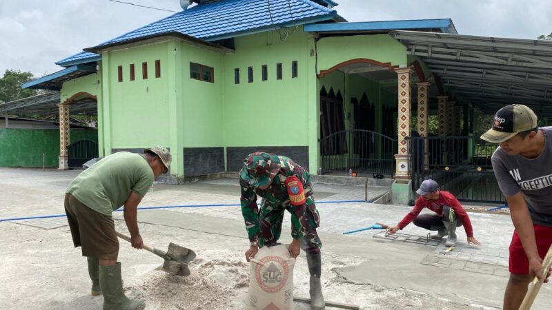 Peduli Sarana Ibadah, Babinsa Bantu Warga Gotong Royong Pengecoran Halaman Masjid Al-Ikhlas Kampuri