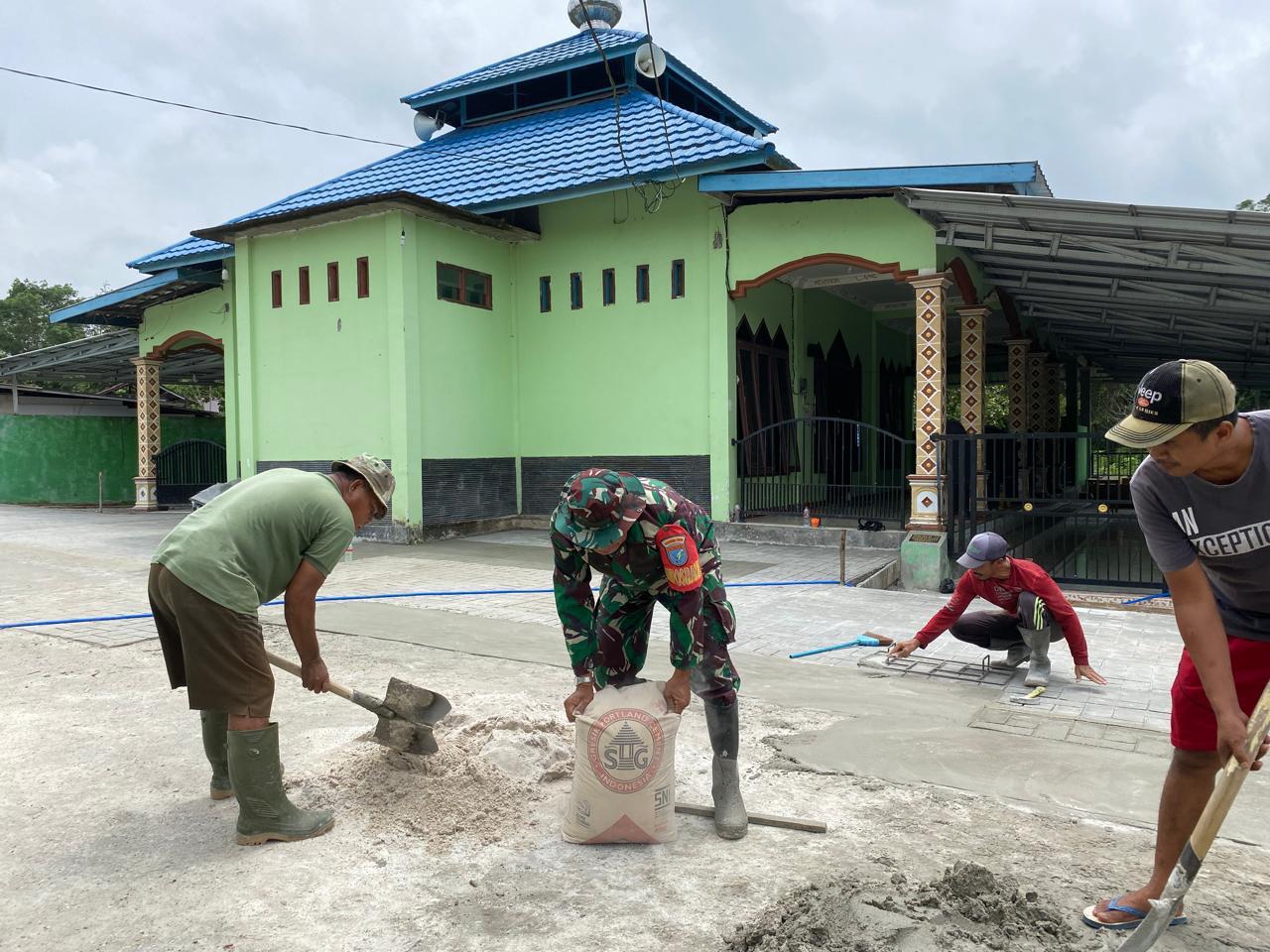 Peduli Sarana Ibadah, Babinsa Bantu Warga Gotong Royong Pengecoran Halaman Masjid Al-Ikhlas Kampuri