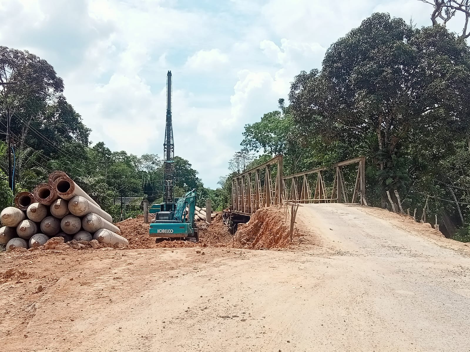 Pembangunan 2 Jembatan Penghubung Sukamara – Kobar TA.2024 Dilokasi Pekerjaan Tidak Terlihat Papan Proyek.