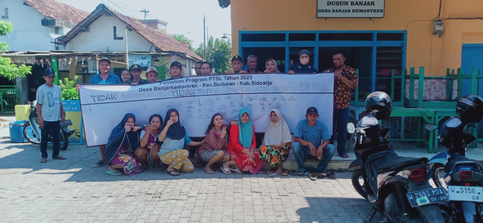 Apresiasi Atas Suksesnya Program PTSL Tahun 2023 di Desa Banjarkemantren Sidoarjo, Warga Penerima Manfaat Tanda Tangani Pernyataan Sepakat dan Tidak Merasa Dirugikan