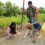 Babinsa Koramil 07/Tewah Komsos Dengan Kelompok Tani Kelurahan Tewah