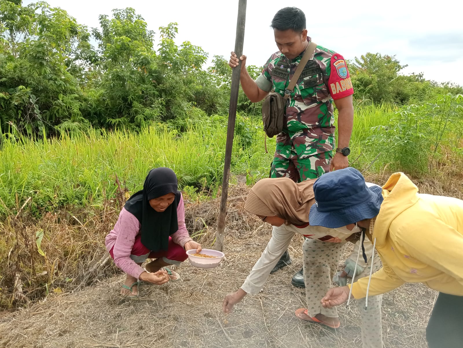 Babinsa Koramil 07/Tewah Komsos Dengan Kelompok Tani Kelurahan Tewah