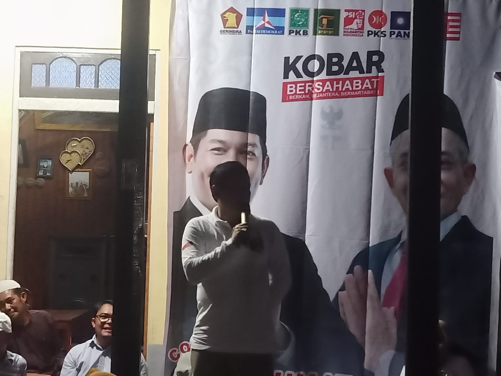 SAMBUTAN MERIAH WARGA KELURAHAN RAJA UNTUK PASLON RAHMAT HIDAYAT DAN EKO SOEMARNO