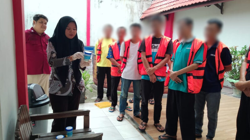 Tes Urine WBP Upaya Lapas Sampit Dukung Program Pembebasan dan Cuti Bersyarat