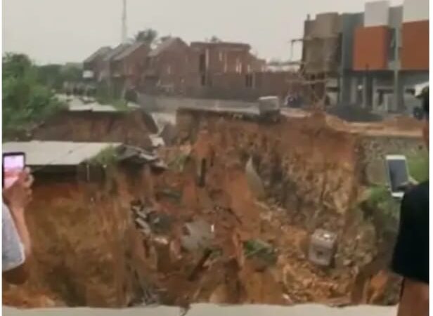 Tanah Longsor dan Jembatan Terputus di Desa Karang Tengah Tangerang Banten