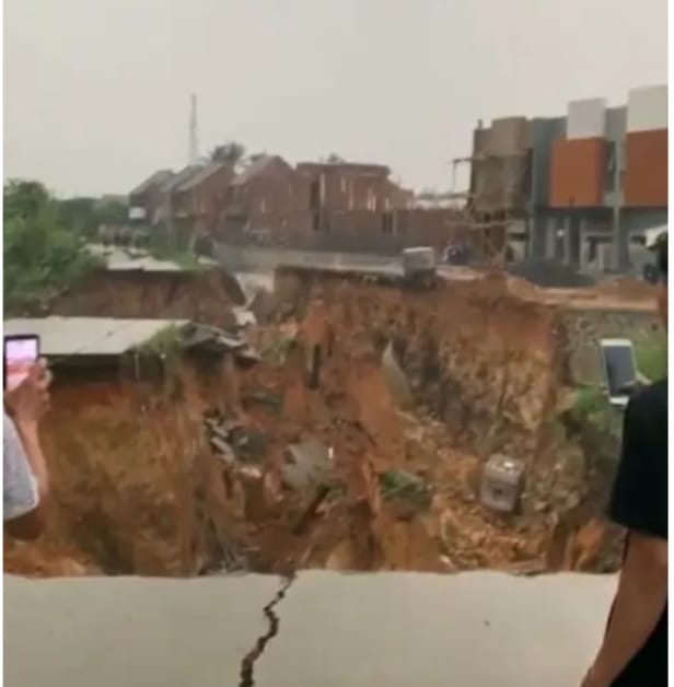 Tanah Longsor dan Jembatan Terputus di Desa Karang Tengah Tangerang Banten