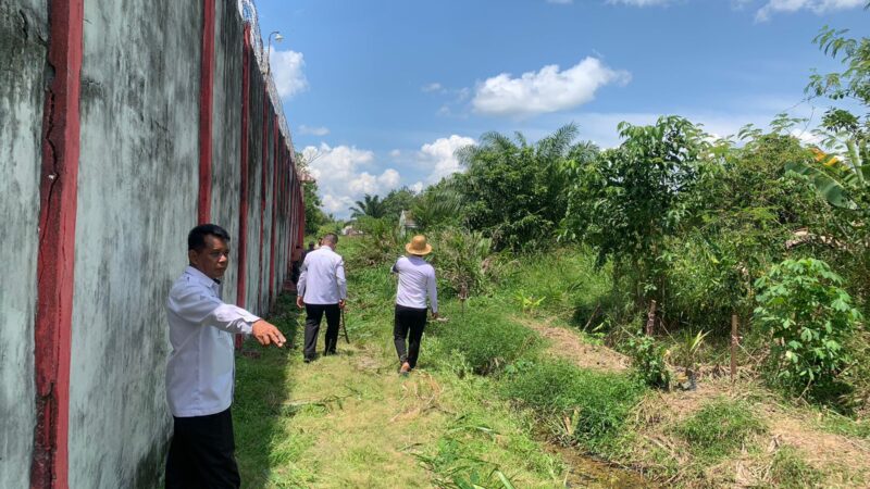 Ciptakan Lingkungan yang Bersih dan Nyaman, Lapas Sampit Laksanakan Pembersihan Area Luar Tembok