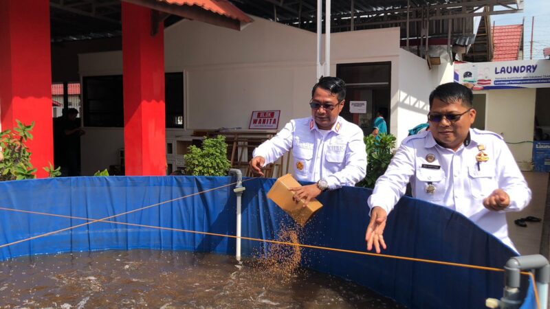 Optimalkan Kegiatan Kerja Bidang Perikanan, Kalapas Kontrol Kolam Ikan