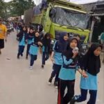 Tak Terima Rekannya Terlindas Truck Tanah, Murid SDN Salembaran 2 Gelar Aksi Sambil Menangis