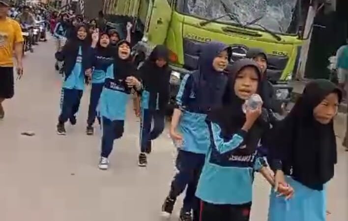 Tak Terima Rekannya Terlindas Truck Tanah, Murid SDN Salembaran 2 Gelar Aksi Sambil Menangis