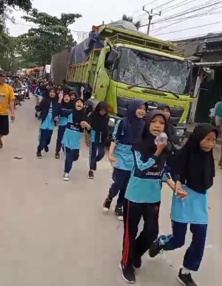 Tak Terima Rekannya Terlindas Truck Tanah, Murid SDN Salembaran 2 Gelar Aksi Sambil Menangis