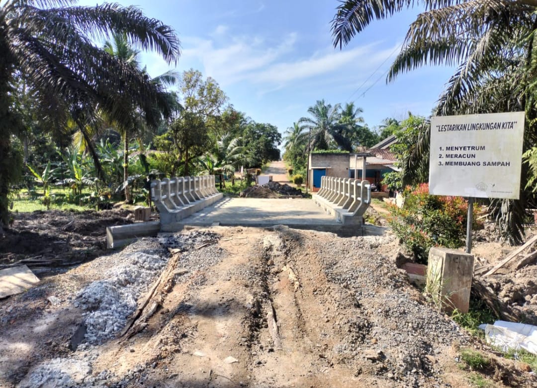 KERUSAKAN PAVING BLOCK AKIBAT PEMBANGUNAN JEMBATAN BOX CULVERT DI PANGKALAN BANTENG KONTRAKTOR DIMINTA TANGGUNG JAWAB