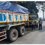 Petugas Tindak Tegas Truk Tanah Langgar Jam Operasional, 13 Truk Dikandangi, 9 Truk Diputar Balik