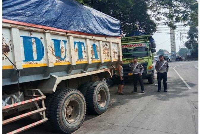 Petugas Tindak Tegas Truk Tanah Langgar Jam Operasional, 13 Truk Dikandangi, 9 Truk Diputar Balik