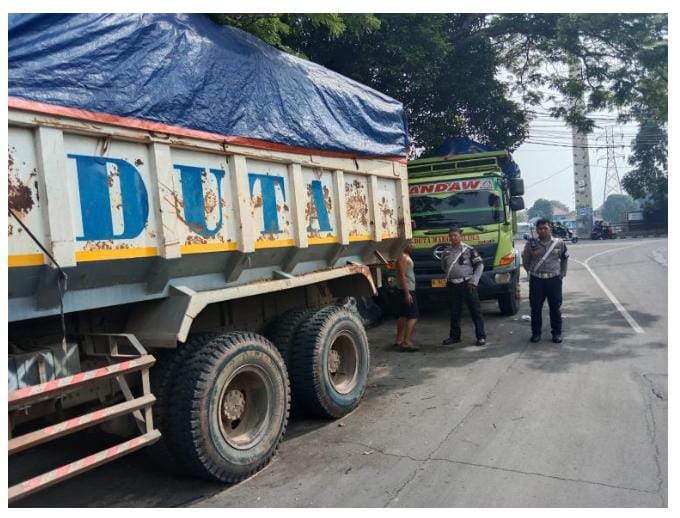 Petugas Tindak Tegas Truk Tanah Langgar Jam Operasional, 13 Truk Dikandangi, 9 Truk Diputar Balik