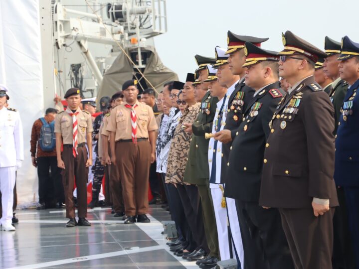 Upacara Tabur Bunga Dalam Rangka Memperingati Hari Pahlawan di Perairan Teluk Jakarta