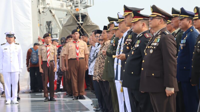 Upacara Tabur Bunga Dalam Rangka Memperingati Hari Pahlawan di Perairan Teluk Jakarta