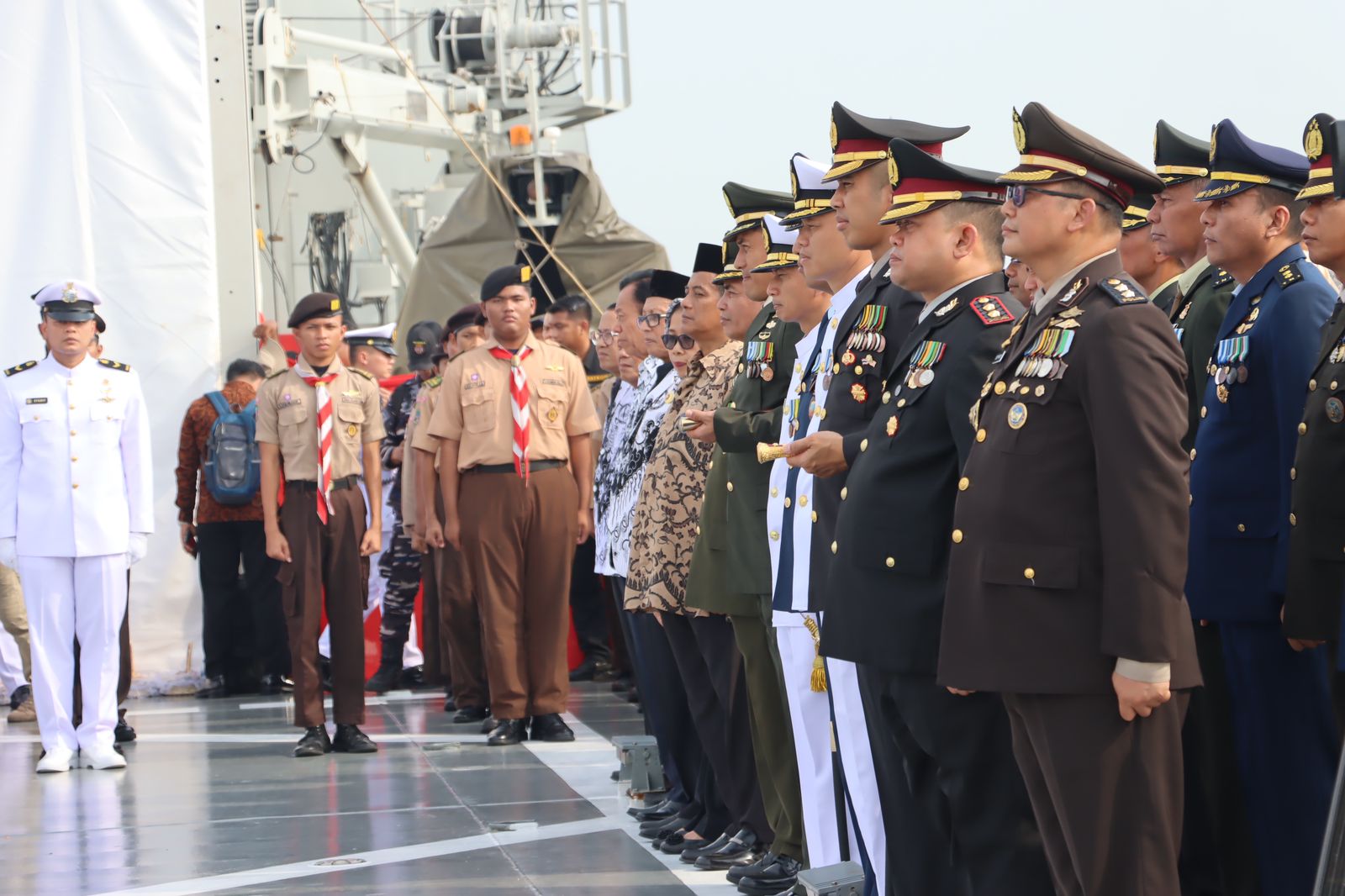 Upacara Tabur Bunga Dalam Rangka Memperingati Hari Pahlawan di Perairan Teluk Jakarta