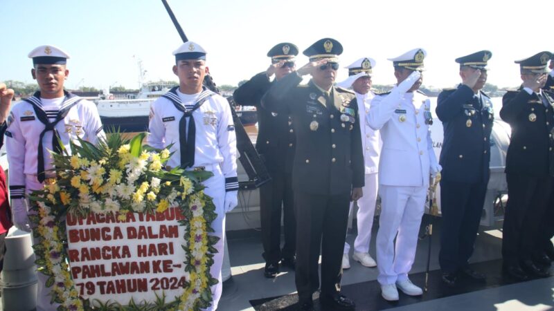 Peringatan Hari Pahlawan 2024, Irdam XII/Tpr Ikuti Upacara Tabur Bunga di Laut