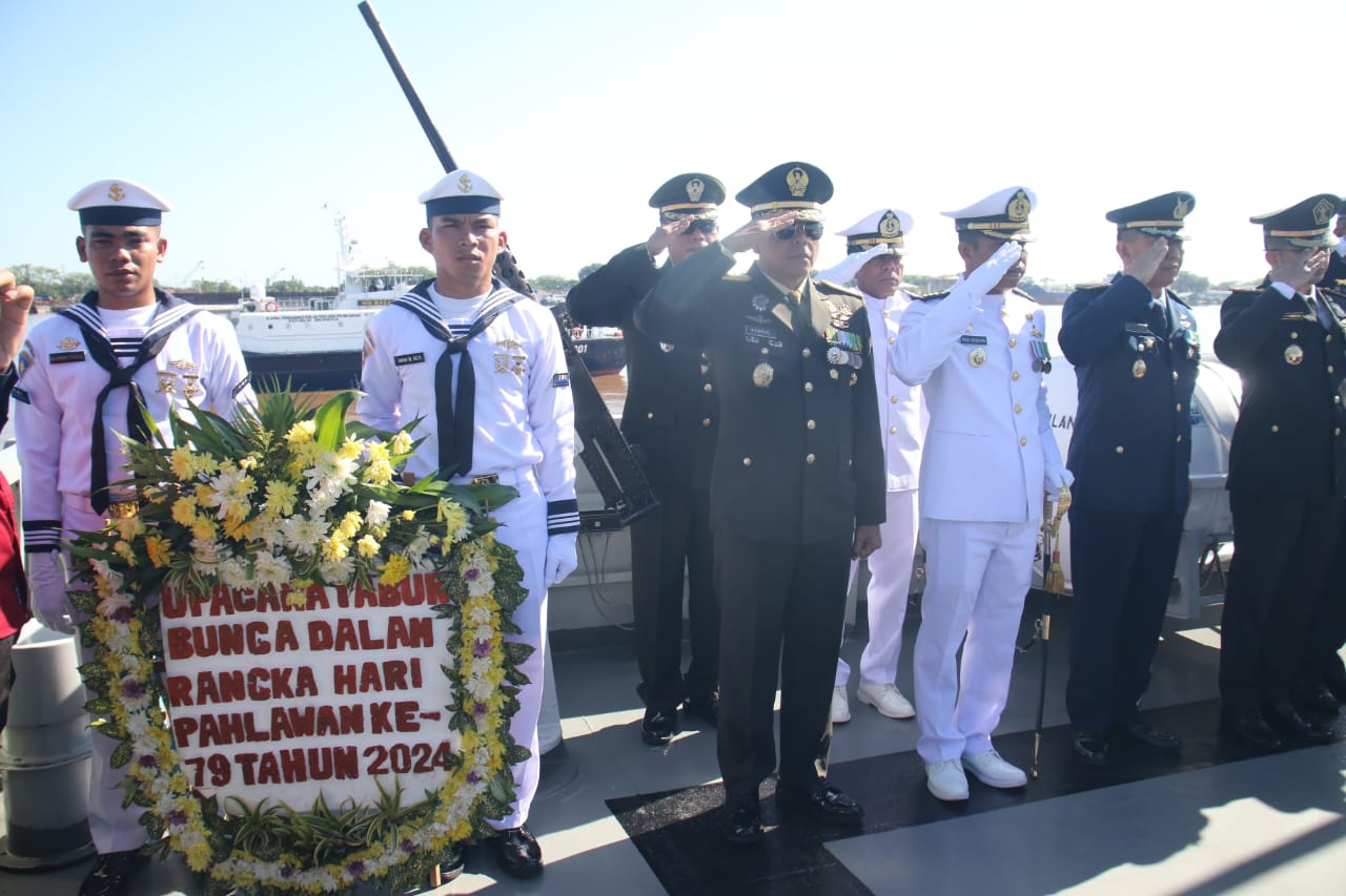 Peringatan Hari Pahlawan 2024, Irdam XII/Tpr Ikuti Upacara Tabur Bunga di Laut