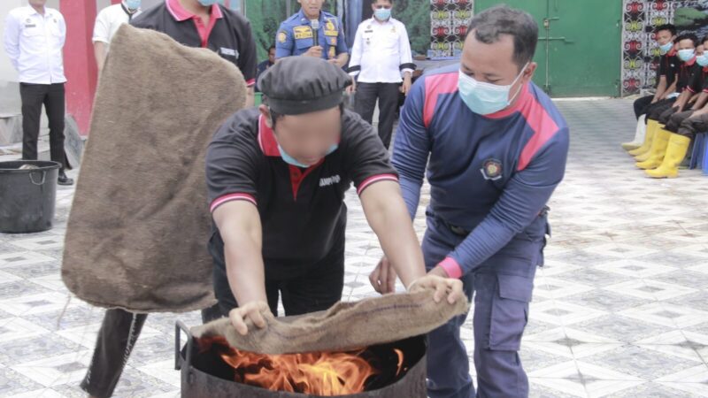 Simulasi Penyelamatan Kebakaran di Dapur Lapas Sampit, Petugas dan Tamping Dapur Dilatih Hadapi Situasi Darurat