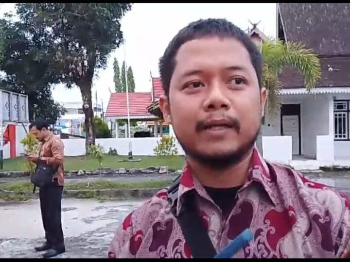 TIGA LURAH DI WILAYAH KOTAWARINGIN BARAT MENGHADIRI RAPAT PENTING YANG DIPIMPIN OLEH PJ BUPATI KOBAR