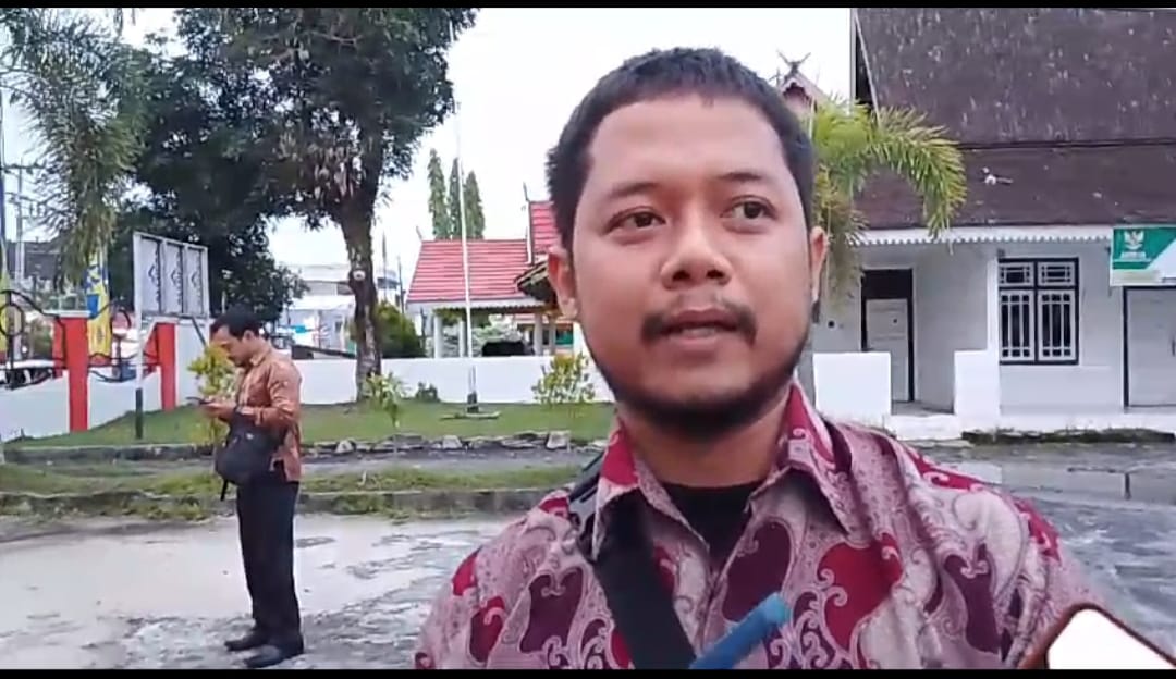 TIGA LURAH DI WILAYAH KOTAWARINGIN BARAT MENGHADIRI RAPAT PENTING YANG DIPIMPIN OLEH PJ BUPATI KOBAR