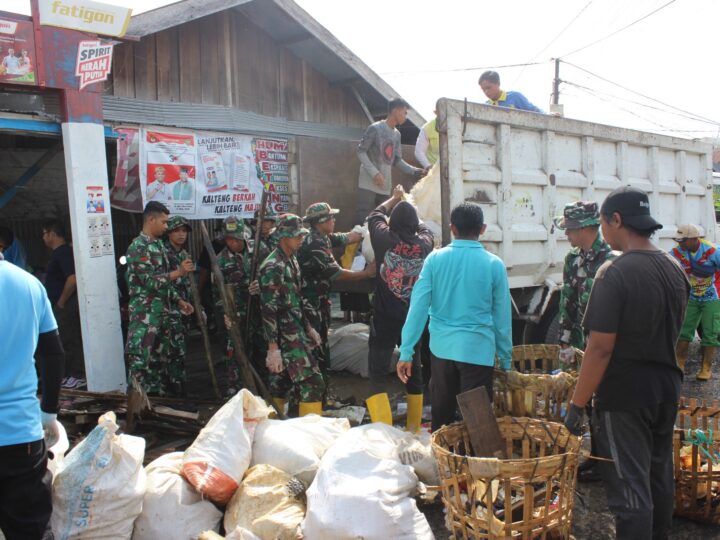 Ratusan Anggota Kodim 1016/Plk Laksanakan Aksi Bersih – Bersih Sampah di Kawasan Puntun