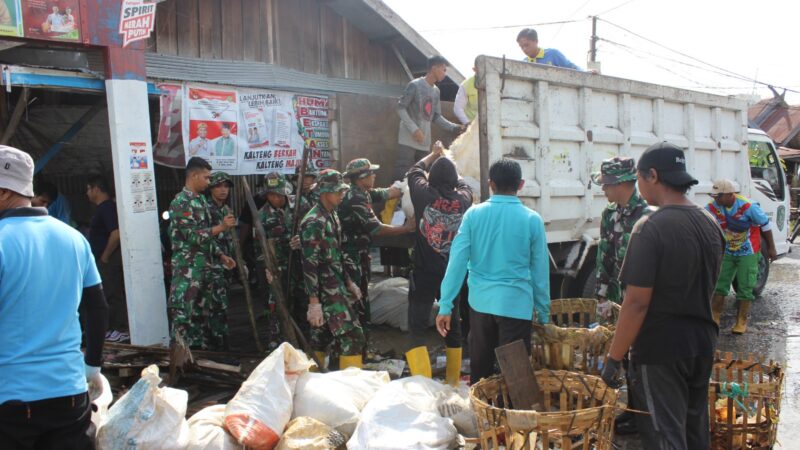 Ratusan Anggota Kodim 1016/Plk Laksanakan Aksi Bersih – Bersih Sampah di Kawasan Puntun