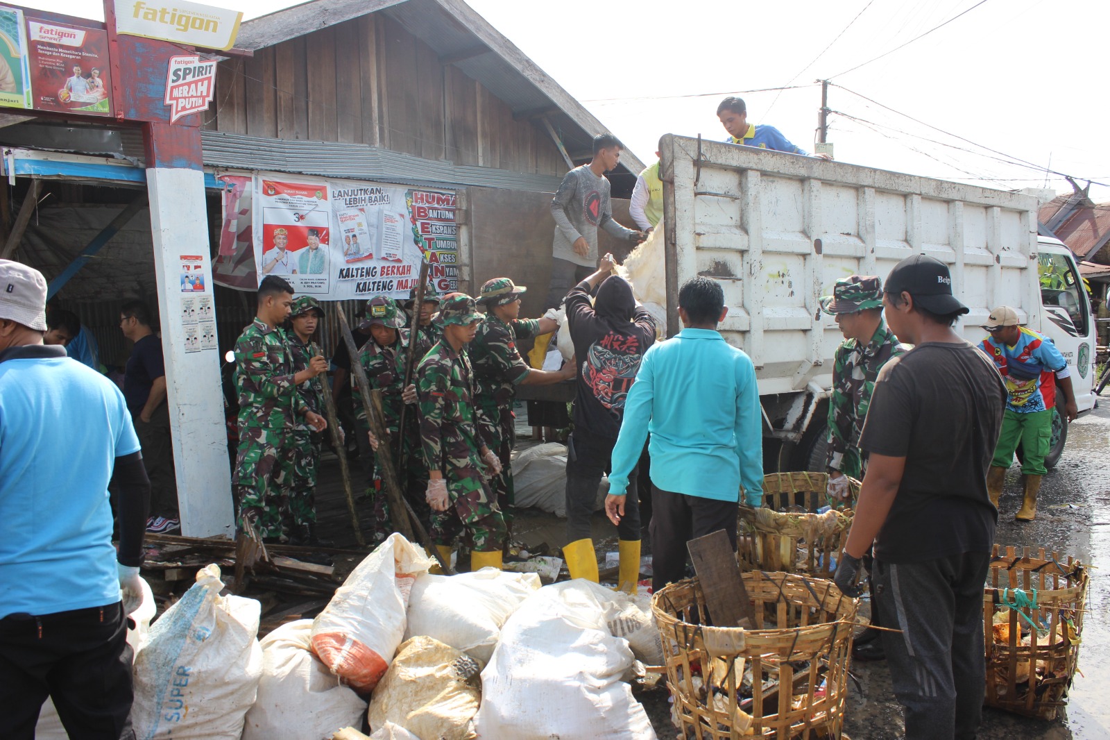 Ratusan Anggota Kodim 1016/Plk Laksanakan Aksi Bersih – Bersih Sampah di Kawasan Puntun