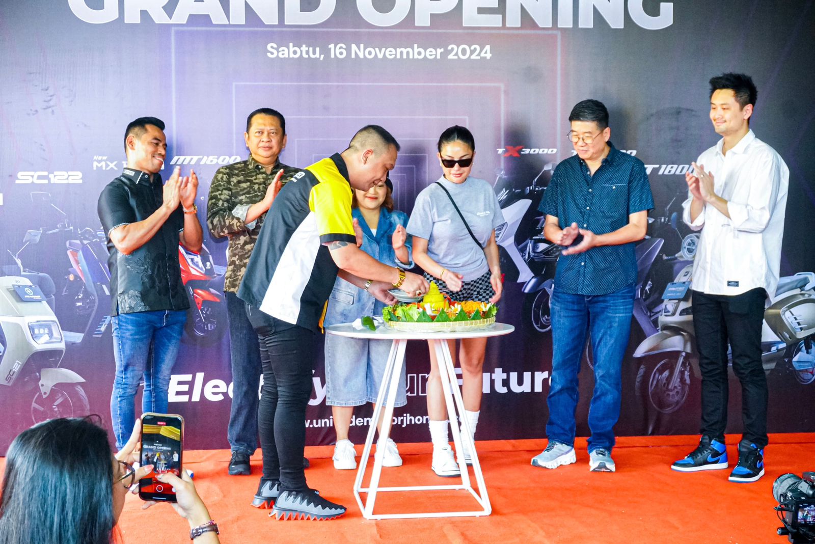 Resmikan Pembukaan Showroom United E-Motor, Bamsoet Dorong Penggunaan Kendaraan Listrik di Indonesia