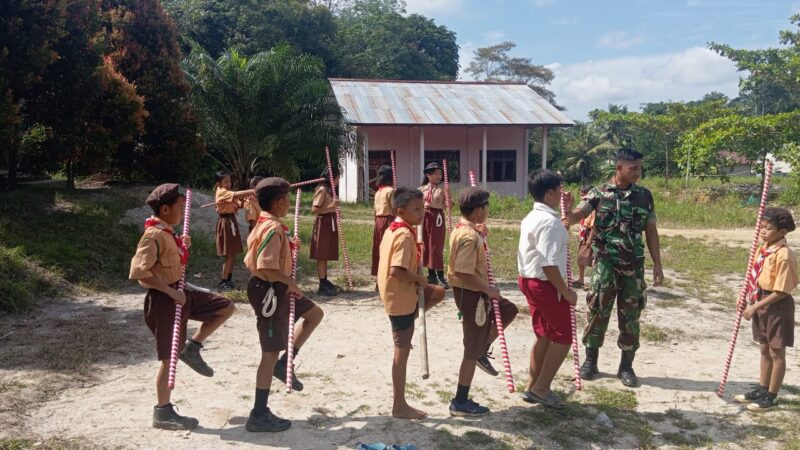 Bentuk Karakter Disiplin, Satgas Pamtas Yonzipur 5/ABW Ajarkan Anka-Anak Perbatasan Latihan Baris-Berbaris