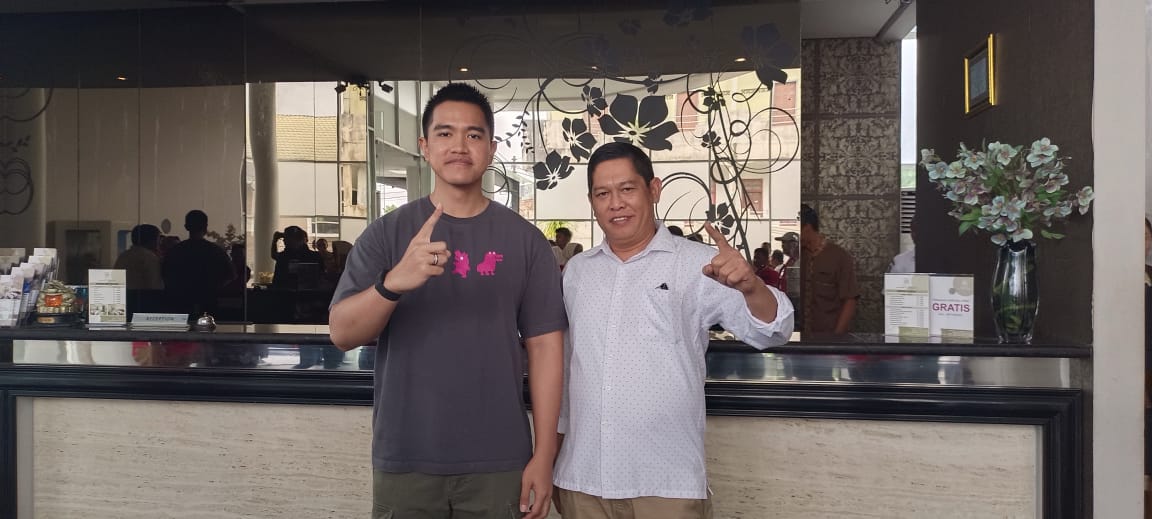 DEWAN PIMPINAN PUSAT DPP PARTAI SOLIDARITAS INDONESIA PSI KAESANG MENGADAKAN PERTEMUAN STRATEGIS DENGAN TOKOH POLITIK RAHMAT HIDAYAT DI HOTEL KECUBUNG