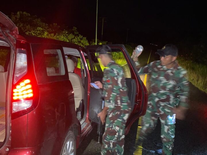 Cegah Penyelundupan di Malam Hari, Satgas Pamtas Yonzipur 5/ABW Laksanakan Sweeping di Perbatasan RI-Mly