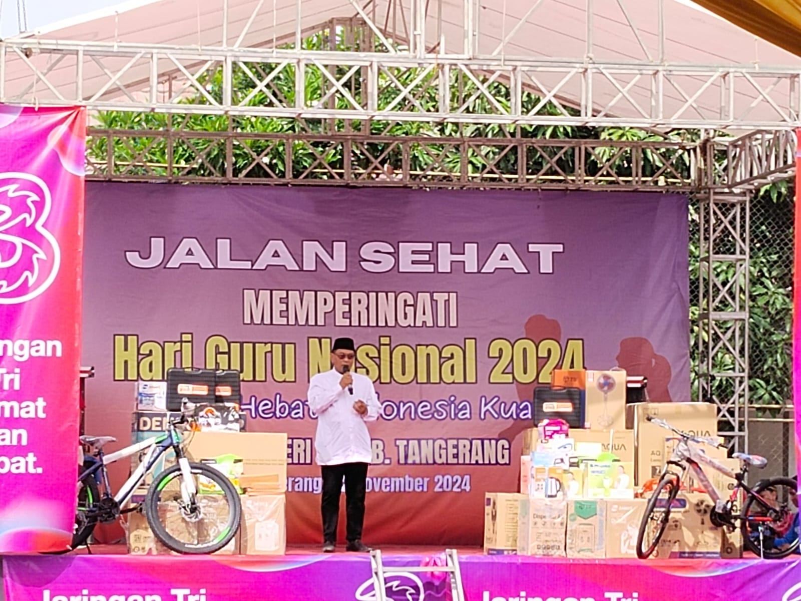 Memeriahkan Hari Guru Nasional 2024, SMKN 10 Kabupaten Tangerang Gelar Jalan Sehat.