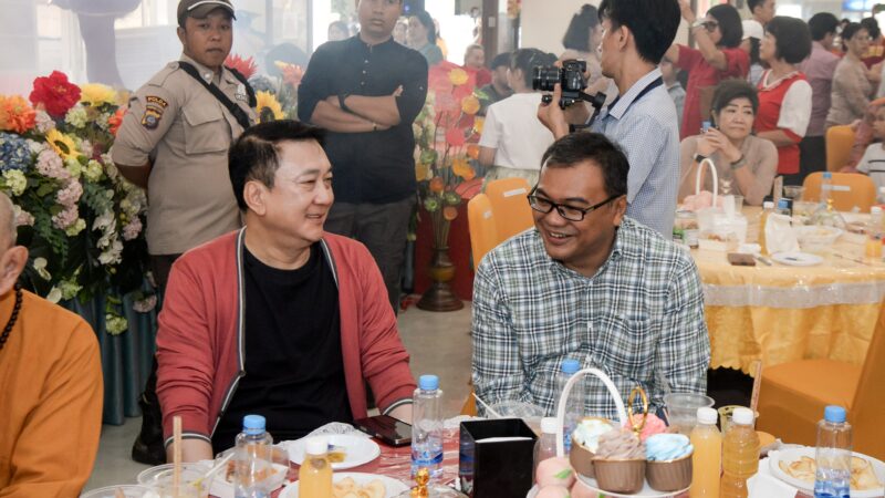 dr.H.Asri Ludin Tambunan Hadir di Ulang Tahun Yang Mulia Bhikkhu Dharma Virya Mahasthavira Ke 85