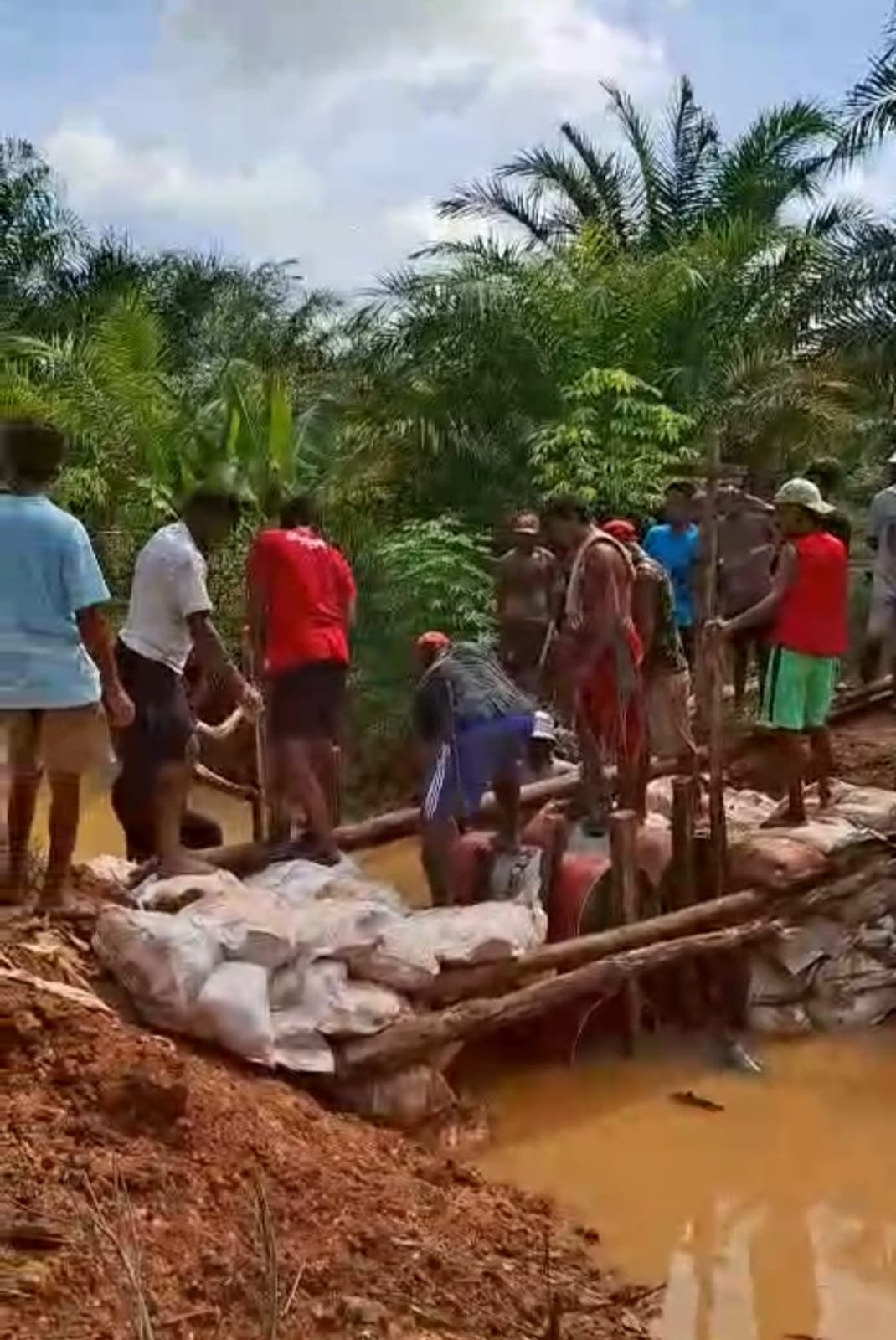 Warga Desa Jatiwaringin Membuat Jalan Terobosan dari PT. SISK ke PT. SPMN