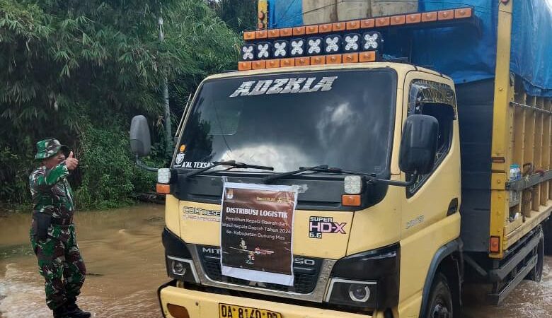 Pendistribusian Logistik Pilkada di Kecamatan Rungan Menembus Banjir Setinggi Pinggang