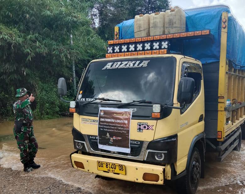 Pendistribusian Logistik Pilkada di Kecamatan Rungan Menembus Banjir Setinggi Pinggang