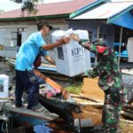 Babinsa Kodim 1016/Plk Kawal Pendistribusian Logistik Pilkada lewat Jalur Sungai