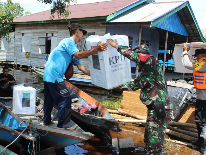 Babinsa Kodim 1016/Plk Kawal Pendistribusian Logistik Pilkada lewat Jalur Sungai