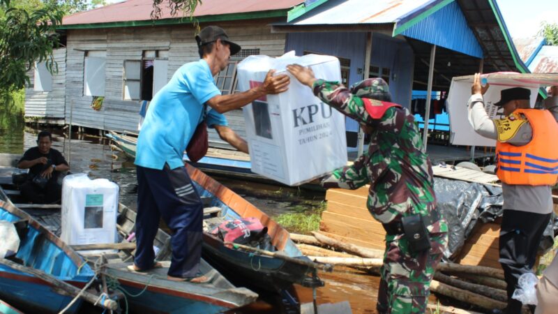 Babinsa Kodim 1016/Plk Kawal Pendistribusian Logistik Pilkada lewat Jalur Sungai