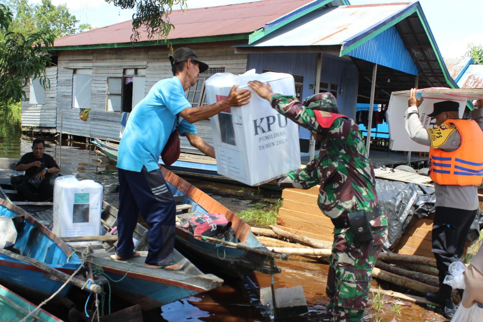 Babinsa Kodim 1016/Plk Kawal Pendistribusian Logistik Pilkada lewat Jalur Sungai