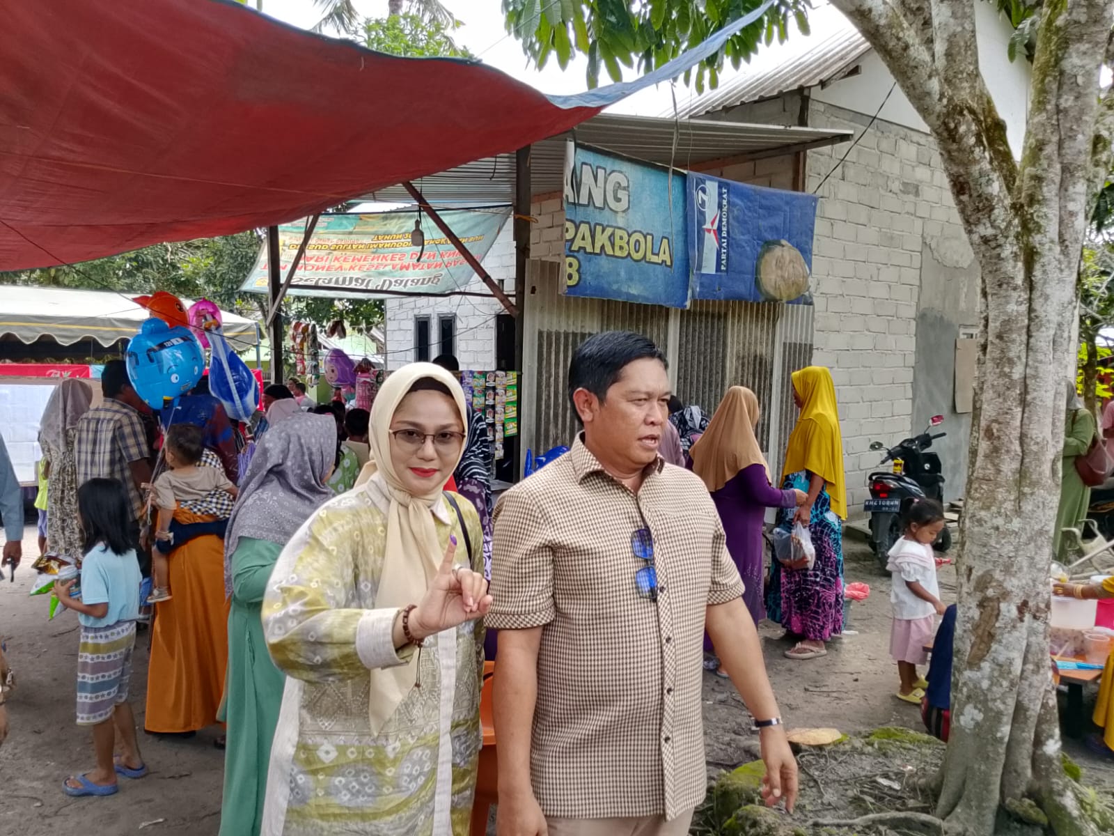 CALON BUPATI KOTAWARINGIN BARAT KOBAR NOMOR URUT 01 RAHMAT HIDAYAT BERSAMA SANG ISTRI KARTIKA SARI