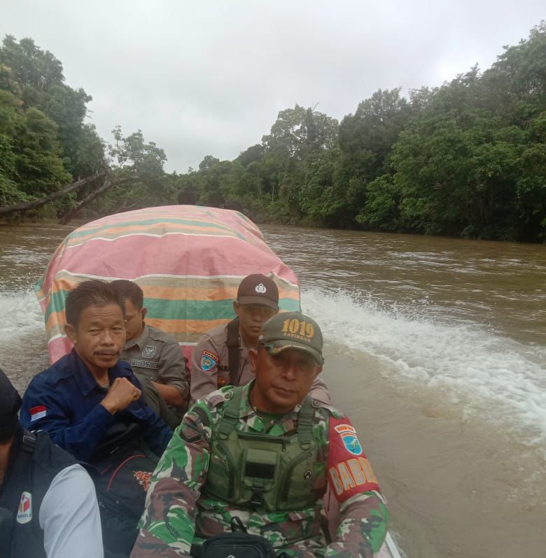 Distribusi Logistik Pilkada ke Kecamatan Terpencil, Babinsa Kodim 1019/Katingan Lewati Sungai Terjal