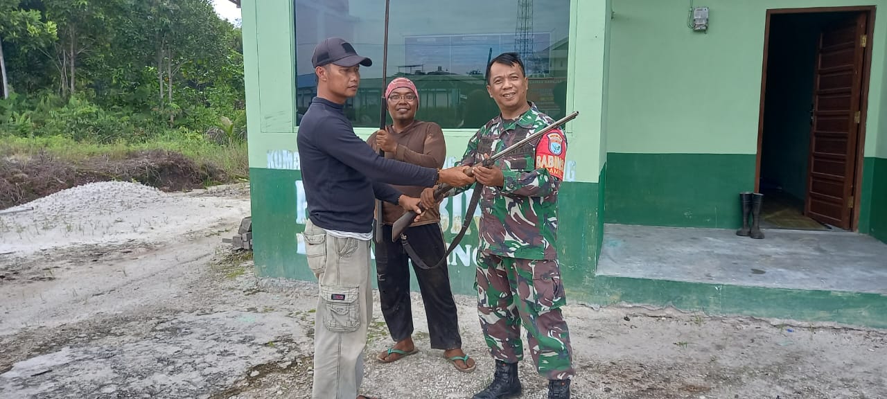 Wujud Kedekatan Dengan Masyarakat, Babinsa Peroleh Senjata Rakitan