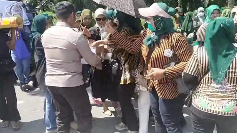 Kordinator Demo Aliansi Rakyat Menggugat Yang Dikomandoi Puja Kesuma Diduga Menelantarkan Anggota Aksi