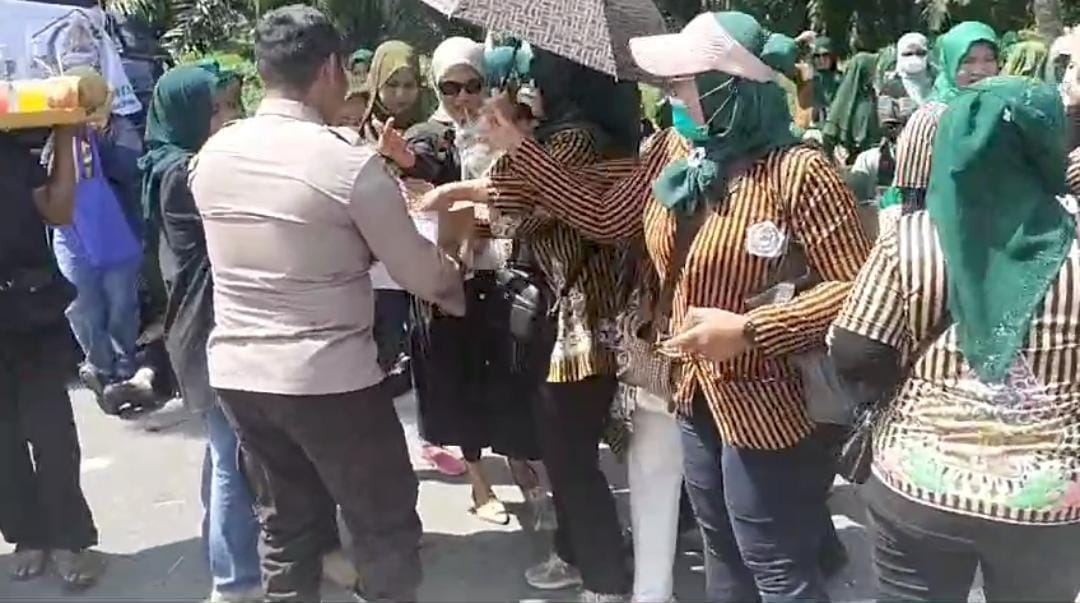 Kordinator Demo Aliansi Rakyat Menggugat Yang Dikomandoi Puja Kesuma Diduga Menelantarkan Anggota Aksi