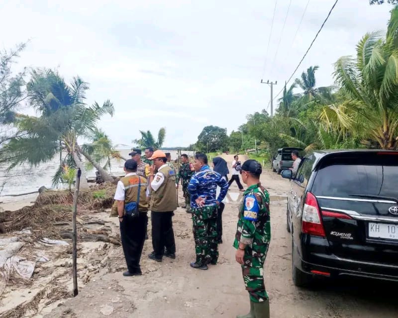POLSEK KUMAI SIGAP BANTU WARGA TERDAMPAK BANJIR ROB DI KUMAI